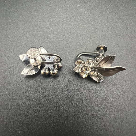 Vintage Krementz Signed Rhinestone Silver Tone Flower Screw Back Earrings - Picture 2 of 4
